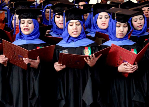 foro jurídico ONU Estudiantes afganos realizan sus promesas de graduación durante la ceremonia de entrega de diplomas en una universidad de Herat, Afganistán. ONU