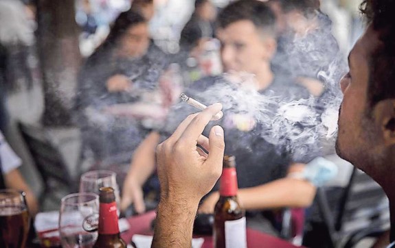 foro jurídico Restauranteros obtienen amparo que permite rehabilitar áreas para fumadores