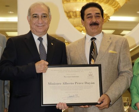 foro jurídico Ministro Alberto Pérez Dayán recibe reconocimiento de la ANDD de manos del Dr. Elías Huerta Psihas