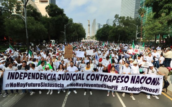 Marcha de estudiantes contra la reforma judicial
