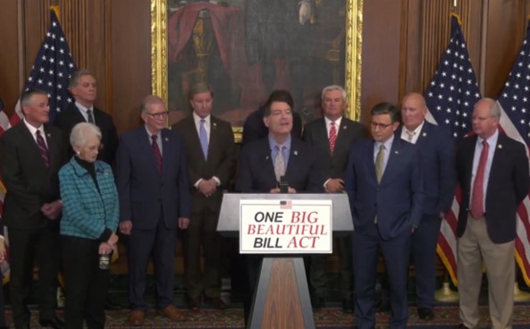 Cámara de Representantes de EE.UU. aprueba plan fiscal de Trump, que incluye impuesto de 3.5% a remesas