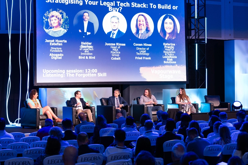 Panel sobre comprar o desarrollar tecnología legal