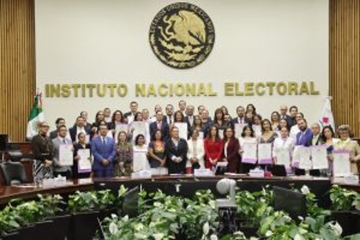 INE entrega constancias a juzgadores que no alcanzaron promedio requerido