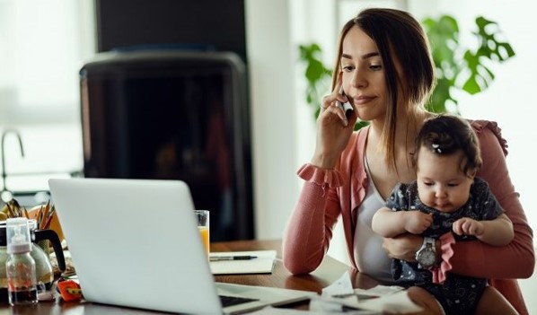Mujeres dedican más horas al trabajo y ganan menos