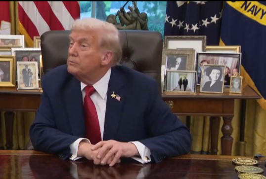 Impone Trump arancel de 100 % a fármacos y tarifas extra a muebles
