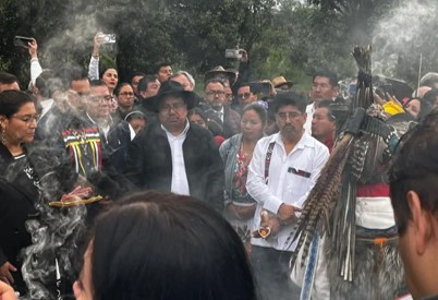 comunidades indígenas ‘consagran’ bastones de mando para ministros en zona arqueológica de Cuicuilco