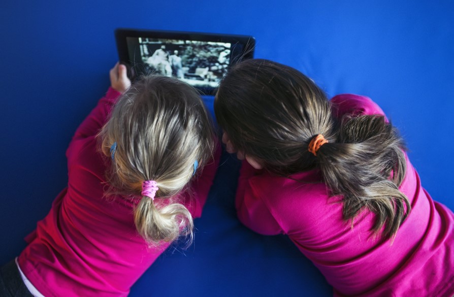 niñas viendo tablet