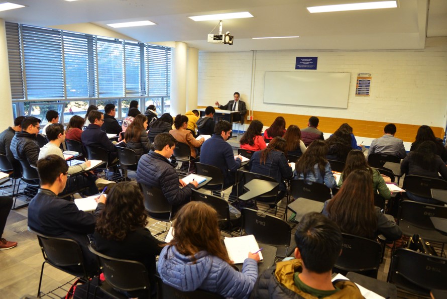 Universitarios tomando clase